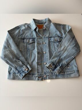 Levi's Women's Original Trucker Denim Jacket
XL Light Wash